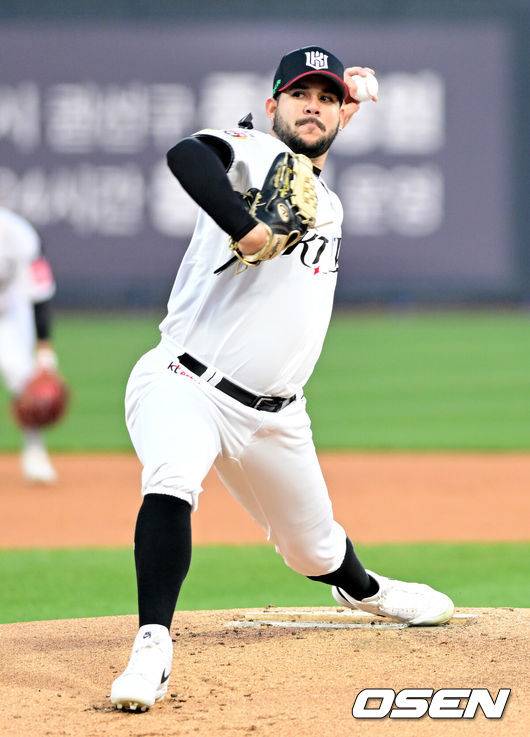 [OSEN=수원, 최규한 기자] 3일 오후 경기도 수원 KT위즈파크에서 ‘2025 신한 SOL Bank KBO리그’ KT 위즈와 LG 트윈스의 경기가 열렸다.홈팀 KT는 헤이수스, 방문팀 LG는 임찬규를 선발로 내세웠다.1회초 KT 선발 헤이수스가 힘차게 공을 뿌리고 있다. 2025.04.03 / dreamer@osen.co.kr