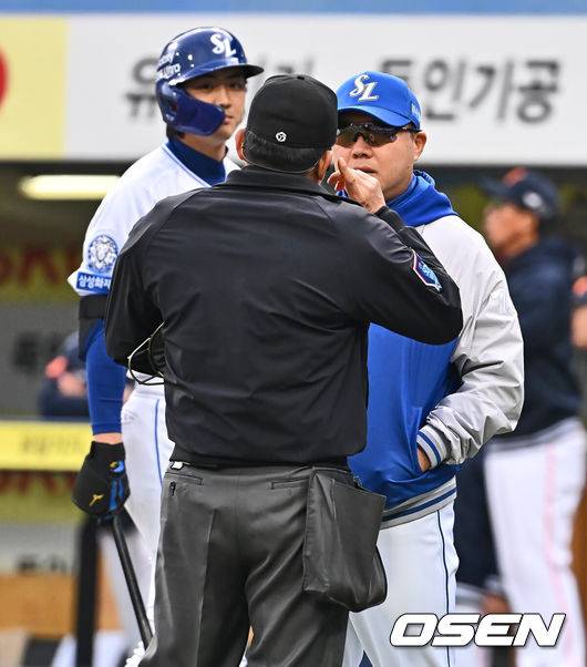 [OSEN=대구, 이석우 기자] 5일 대구삼성라이온즈파크에서 2025 신한 SOL 뱅크 KBO 리그 삼성 라이온즈와 한화 이글스의 경기가 열렸다. 삼성 라이온즈 박진만 감독이 9회말 한화 이글스 김서현이 피치컴고장에 대한 항의를 하고 있다. 2025.04.05 / foto0307@osen.co.kr