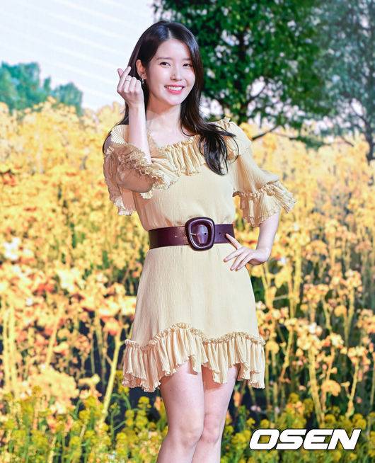 [OSEN=지형준 기자] 5일 오후 서울 영등포구 여의도동 콘래드 서울 호텔에서 넷플릭스 시리즈 '폭싹 속았수다' 제작발표회가 열렸다.‘폭싹 속았수다’는 제주에서 태어난 ‘요망진 반항아’ 애순이(아이유)와 ‘팔불출 무쇠’ 관식이(박보검)의 모험 가득한 일생을 사계절로 풀어낸 넷플릭스 시리즈다. ‘동백꽃 필 무렵’, ‘쌈 마이웨이’ 임상춘 작가와 ‘미생’, ‘시그널’, ‘나의 아저씨’ 김원석 감독이 의기투합했다.배우 아이유가 포토타임을 하고 있다. 2025.03.05 /jpnews@osen.co.kr