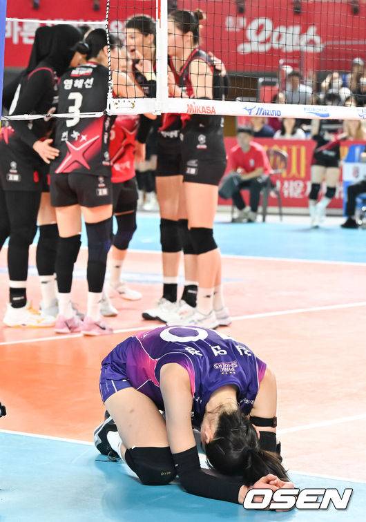 [OSEN=대전, 박준형 기자]  6일 대전 충무체육관에서 프로배구 도드람 2024-2025 V리그 여자부 챔피언결정 4차전 정관장과 흥국생명 경기가 진행됐다.흥국생명이 챔피언결정전 1, 2차전을 승리해 우승까지 단 1승만을 남겨뒀지만, 3차전에서 정관장이 반격에 성공해 불씨를 살렸다.2세트 흥국생명 김연경이 블로킹 당한뒤 아쉬워하고 있다.  2025.04.06 / soul1014@osen.co.kr