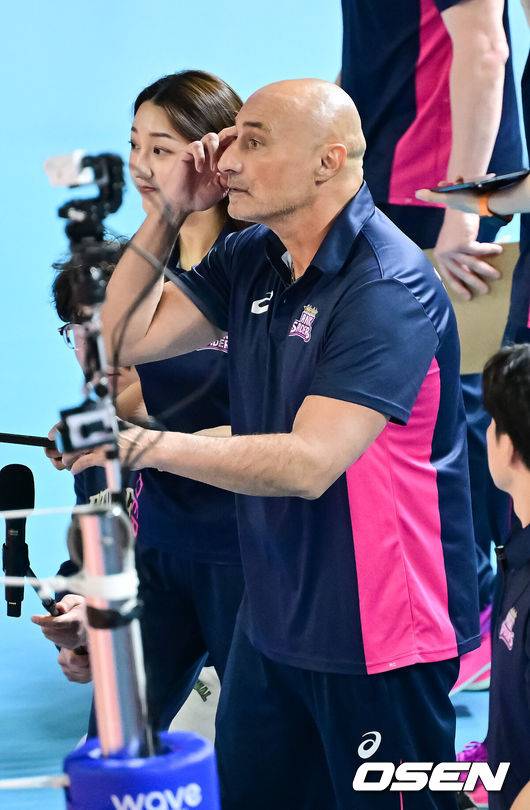 [OSEN=대전, 박준형 기자]  6일 대전 충무체육관에서 프로배구 도드람 2024-2025 V리그 여자부 챔피언결정 4차전 정관장과 흥국생명 경기가 진행됐다.흥국생명이 챔피언결정전 1, 2차전을 승리해 우승까지 단 1승만을 남겨뒀지만, 3차전에서 정관장이 반격에 성공해 불씨를 살렸다.1세트 흥국생명 아본단자 감독이 아쉬워하고 있다.   2025.04.06 / soul1014@osen.co.kr