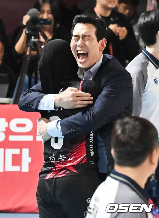 [OSEN=대전, 박준형 기자]  정관장이 이렇게 잘할 줄 누가 알았을까. 인도네시아의 김연경으로 불리는 메가왓티 퍼티위(등록명 메가가)가&nbsp;우상 김연경의 은퇴를 또 미뤘다. 여자부 챔프전이 결국 5차전을 꽉 채운다.&nbsp;정관장은 6일 대전 충무체육관에서 열린 도드람 2024~2025시즌 V리그 여자부 챔피언 결정전(5전3선승제) 4차전에서 흥국생명을 세트 스코어 3-2(25-20, 24-26, 36-34, 22-25, 15-12) 풀세트 승리를 거뒀다.5세트 정관장 고희진 감독이 메가 득점에 기뻐하고 있다. 2025.04.06 / soul1014@osen.co.kr