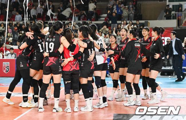 [OSEN=대전, 박준형 기자]  정관장이 이렇게 잘할 줄 누가 알았을까. 인도네시아의 김연경으로 불리는 메가왓티 퍼티위(등록명 메가가)가&nbsp;우상 김연경의 은퇴를 또 미뤘다. 여자부 챔프전이 결국 5차전을 꽉 채운다.&nbsp;정관장은 6일 대전 충무체육관에서 열린 도드람 2024~2025시즌 V리그 여자부 챔피언 결정전(5전3선승제) 4차전에서 흥국생명을 세트 스코어 3-2(25-20, 24-26, 36-34, 22-25, 15-12) 풀세트 승리를 거뒀다.경기종료 후 정관장 선수들이 기뻐하고 있다. 2025.04.06 / soul1014@osen.co.kr