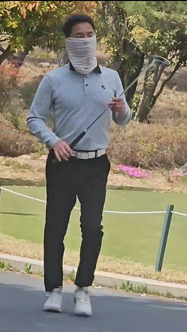 4일 헌법재판소가 윤석열 전 대통령에 대한 파면을 선고한 지 불과 2시간 뒤 경남 의령의 한 골프장을 찾은 김해시의회 국민의힘 김주섭 시의원.