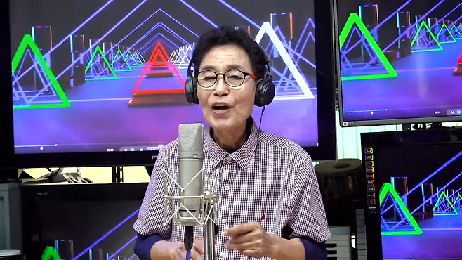 홍신복이 ‘홍신복유튜브’에서 노래를 부르는 모습.&nbsp;유튜브 채널 캡처