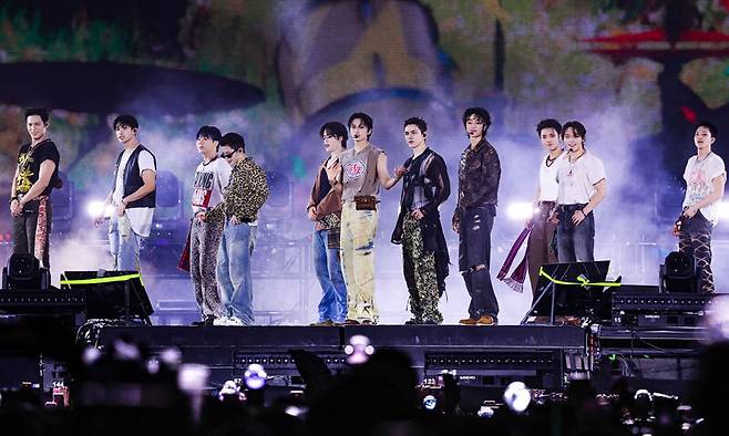 그룹 세븐틴이 지난 4일(현지시간) 멕시코 몬테레이 푼디도라 공원에서 열린 ‘데카테 팔 노르테 2025’ 무대에서 열창하는 모습.&nbsp;플레디스엔터테인먼트 제공