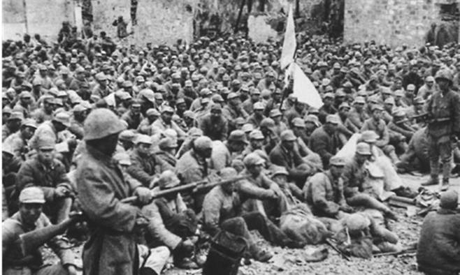 일본군의 대륙타통작전 간 포로로 잡힌 중국군.