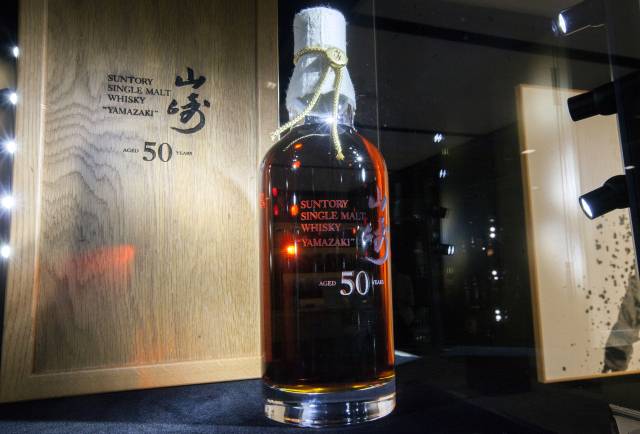 ‘추성훈 위스키’로 알려진 산토리의 '야마자키 50년'. 출시 당시 가격은 3300만 원 가량이었으나 홍콩 소더비 경매에서 11억 원이 넘는 가격에 낙찰되기도 했다. EPA연합뉴스