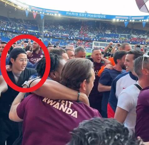 우승 세리머니를 하는 이강인(빨간 원)의 모습. /사진=PSG 공식 SNS 영상 갈무리