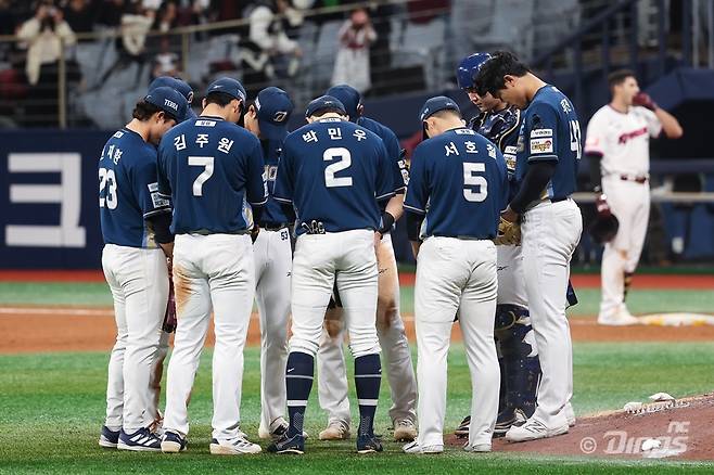 NC는 5일 고척 스카이돔에서 열린 '2025 신한 SOL Bank KBO 리그' 키움과 정규시즌 두 번째 맞대결에서 7-5로 승리했다. 경기 뒤 주장 박민우를 비롯한 선수들은 마운드에 모여 묵념하며 창원 NC파크에서 발생한 인명 사고 피해자를 추모했다. NC 다이노스