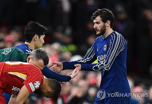 루이스 엔리게 감독이 이끄는 PSG가 6일(한국시간) 프랑스 파리에 있는 파르크 데 프랭스에서 열린 앙제와의 2024-2025시즌 리그1 28라운드 홈 경기에서 데지레 두에의 결승 골로 1-0으로 승리했다.&nbsp;  이제 승점 74(23승 5무)가 된 PSG는 2위 AS모나코(승점 50)와의 승점 차를 24점으로 벌렸다. 18개 팀 체제로 34경기를 치르는 리그1은 남은 6경기 결과에 상관없이 모나코가 PSG를 추격할 수 없어 PSG의 조기 우승이 확정됐다.&nbsp;연합뉴스