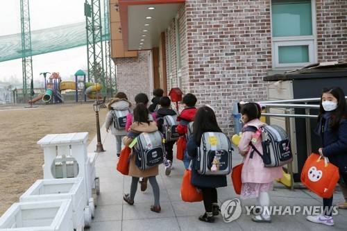유치원 가는 길(사진은 기사와 관련 없습니다) [연합뉴스 자료사진]