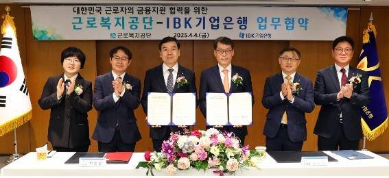 근로복지공단·기업은행 업무협약 체결 (서울=연합뉴스) 박종길 근로복지공단 이사장(왼쪽에서 세 번째)과 김성태 IBK기업은행장(왼쪽에서 네 번째)이 4일 기업은행 본점에서 근로자의 금융지원 협력을 위한 업무협약을 체결한 뒤 기념사진을 찍고 있다. 2025.4.6 [근로복지공단 제공. 재판매 및 DB 금지] 
    photo@yna.co.kr
(끝)