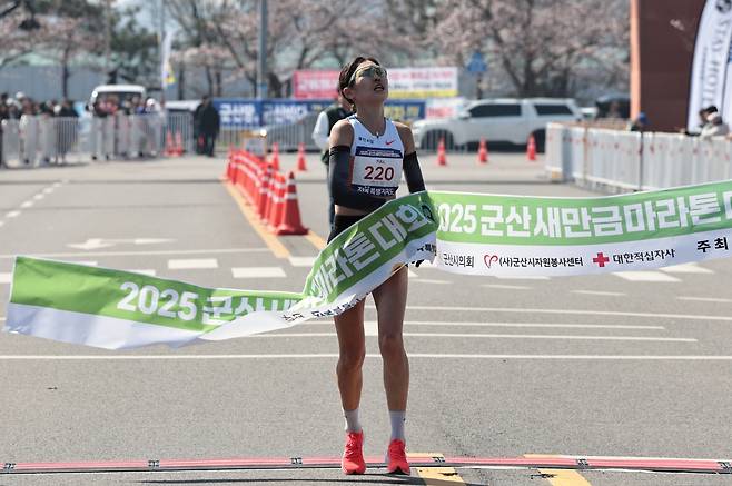 결승 테이프 끊는 최경선 (서울=연합뉴스) 최경선이 6일 군산에서 열린 2025 군산새만금마라톤대회 국내 여자부 경기에서 가장 먼저 결승선을 통과하고 있다. [대한육상연맹 제공. 재판매 및 DB 금지]