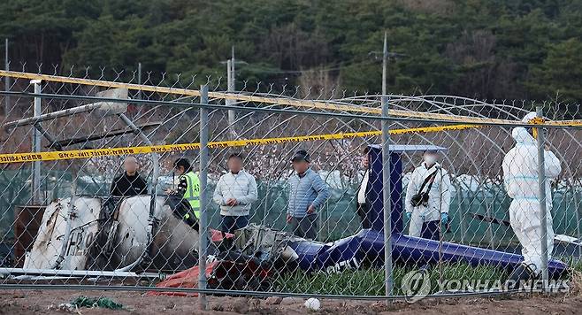 대구 산불 진화 헬기 추락…처참한 현장 (대구=연합뉴스) 박세진 기자 = 6일 대구 북구 서변동 산불 진화 작업에 투입된 헬기가 화재 현장 인근에서 추락해 70대 조종사가 숨진 가운데 당국이 사고 현장을 확인하고 있다. 2025.4.6 psjpsj@yna.co.kr
