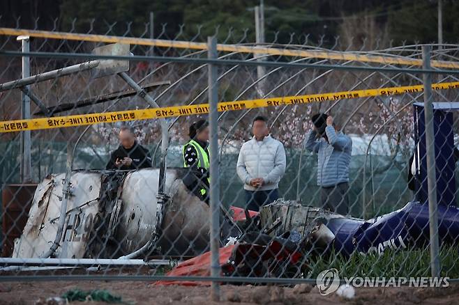 대구서 산불 진화 헬기 추락해 조종사 숨져…당국, 현장 확인 (대구=연합뉴스) 박세진 기자 = 6일 대구 북구 서변동 산불 진화 작업에 투입된 헬기가 화재 현장 인근에서 추락해 70대 조종사가 숨진 가운데 당국이 사고 현장을 확인하고 있다. 2025.4.6 psjpsj@yna.co.kr