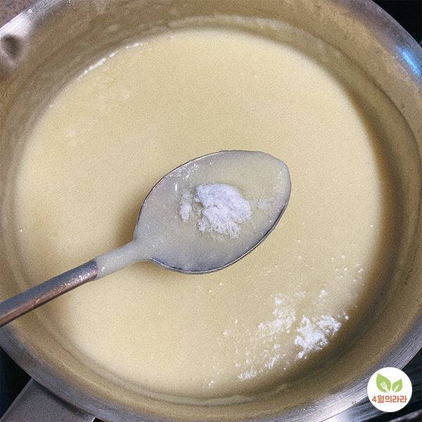 완성된 감자스프에 소금을 넣는 모습