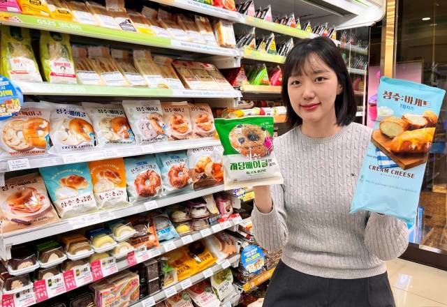 모델이 GS25 성수 시리즈 상품을 들고 포즈를 취하고 있다. /사진=GS리테일