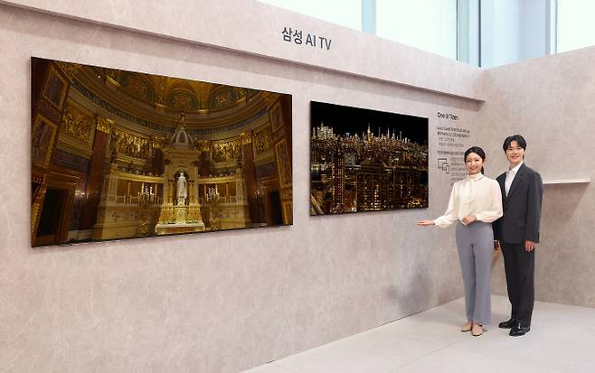 삼성전자 모델이 삼성 강남에서 진행된 ‘Unbox & Discover 2025’ 행사에 한층 진화된 신규 AI 기능이 적용된 2025년 AI TV 신제품을 소개하고 있다. (사진=삼성전자)