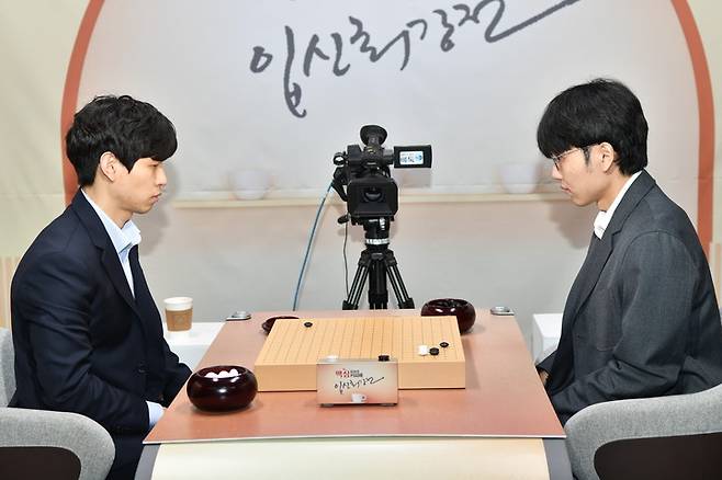 이지현 9단(왼쪽)과 신진서 9단이 대국을 벌이고 있다.(사진 한국기원 제공)