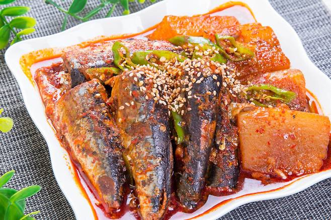 꽁치나 고등어 등 등 푸른 생선에 풍부한 오메가-3 지방산은 우울증을 완화하는 데 도움이 된다. [사진=클립아트코리아]