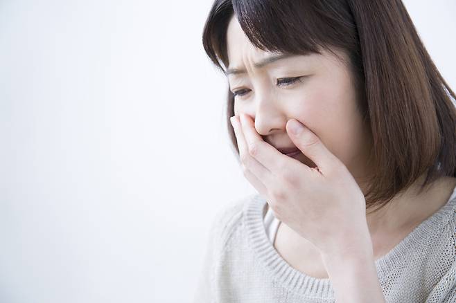 삼키는 데 어려움이 있는 경우 암, 심각한 폐질환 또는 치매 와 같은 질병의 징후일 수 있다. [사진= 게티이미지뱅크]