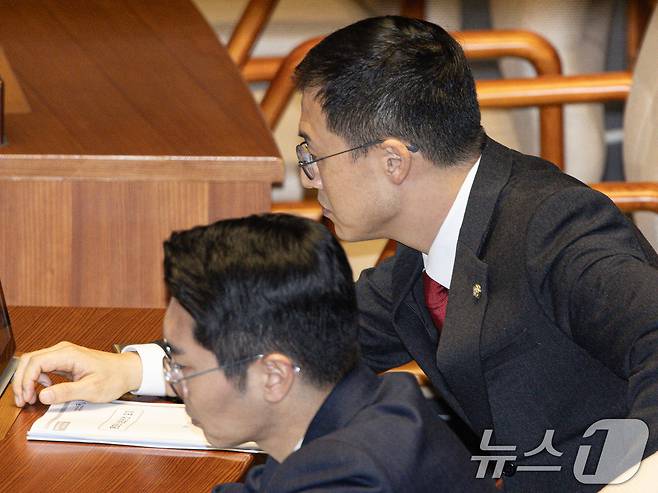 김상욱 국민의힘 의원이 27일 오후 서울 여의도 국회에서 열린 제422회 국회(임시회) 제7차 본회의에서 참석해 있다. 김 의원은 국힘이 당론으로 반대로 정한 명태균과 관련한 불법 선거개입 및 국정농단 사건 등의 진상규명을 위한 특별검사의 임명 등에 관한 법률안에 찬성표를 던졌다. 2025.2.27/뉴스1 ⓒ News1 이재명 기자