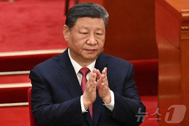 시진핑 중국 국가주석이 10일(현지시간) 베이징 인민대회당에서 열린 전국인민정치협상회의(정협) 폐막식에 참석해 박수를 치고 있다. 2025.03.10 ⓒ AFP=뉴스1 ⓒ News1 우동명 기자