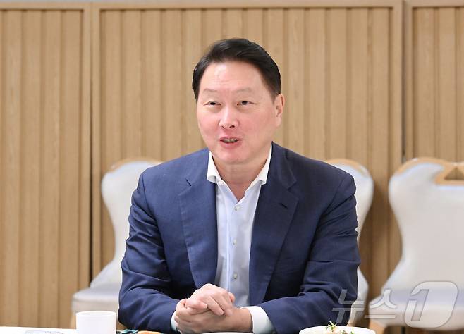 최태원 대한상의 회장이 16일 저녁 서울 종로구 정부서울청사에서 관계부처 장.차관, 기업대표 등 22명이 참석한 가운데 열린 '대미 민간 경제사절단 만찬간담회'에서 발언을 하고 있다. (기획재정부 제공. 재판매 및 DB 금지) 2025.2.16/뉴스1