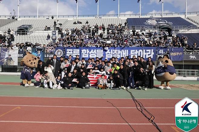 서울 이랜드 선수들이 지난 부천전에서 승리한 뒤 단체 사진을 촬영하고 있다. 사진 | 한국프로축구연맹