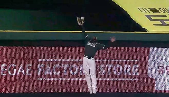 에레디아가 지난 4일 SSG 랜더스팰드에서 열린 2025 KBO 리그 두산전에서 상대 문상철의 타구를 잡아내고 있다. 사진 | 티빙 캡처