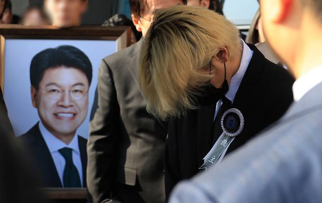 부산 해운대구 해운대백병원 장례식장에서 아들 노엘이 아버지 영정사진 앞에서 고개를 숙인 채 슬픔에 잠겨 있다. 2025.4.4. 연합뉴스.