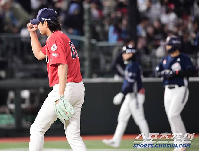 5일 부산 사직야구장에서 열린 KBO리그 롯데와 두산의 경기. 롯데가 두산에 승리했다. 경기 종료 후 주먹을 쥐어보이는 정철원. 부산=송정헌 기자songs@sportschosun.com/2025.04.05/