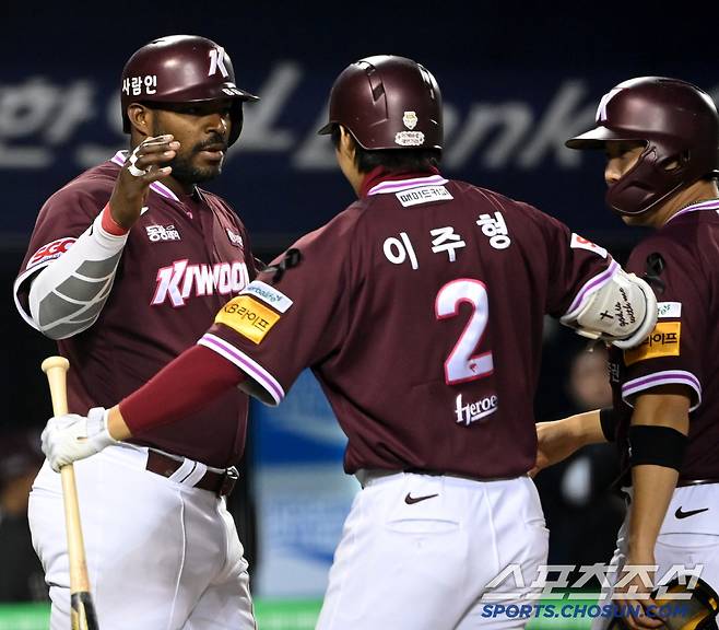 2일 잠실야구장에서 열린 키움과 두산의 경기, 3회초 1사 1,2루 키움 이주형이 역전 3점홈런을 치고 선행주자 김재현, 푸이그와 기쁨을 나누고 있다. 잠실=허상욱 기자 wook@sportschosun.com/2025.04.02/