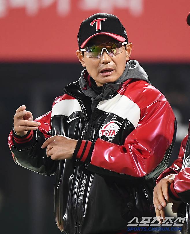 3일 수원 KT위즈파크에서 열린 LG-KT전. LG가 5대1로 승리했다. 염경엽 감독이 선수들을 맞이하고 있다. 수원=정재근 기자 cjg@sportschosun.com/2025.4.3/