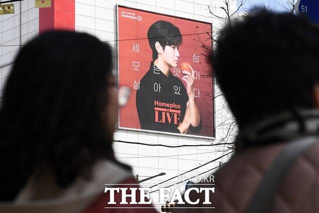 연예가 주변에 쏟아지는 각종 사건 사고들은 여론의 향방에 매우 민감하고, 그만큼 판단과 대응이 어렵다. 아래 사진은 홈플러스의 건물 외벽에 김수현의 광고가 붙여져 있다. /서예원 기자