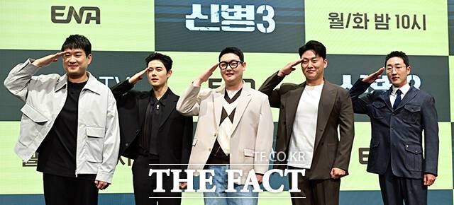 배우 남태우 김동준 김민호 오대환 김현규(왼쪽부터)가 7일 오후 서울 구로구 디큐브시티에서 열린 지니TV 오리지널 '신병3' 제작발표회에 참석해 포즈를 취하고 있다. /임영무 기자