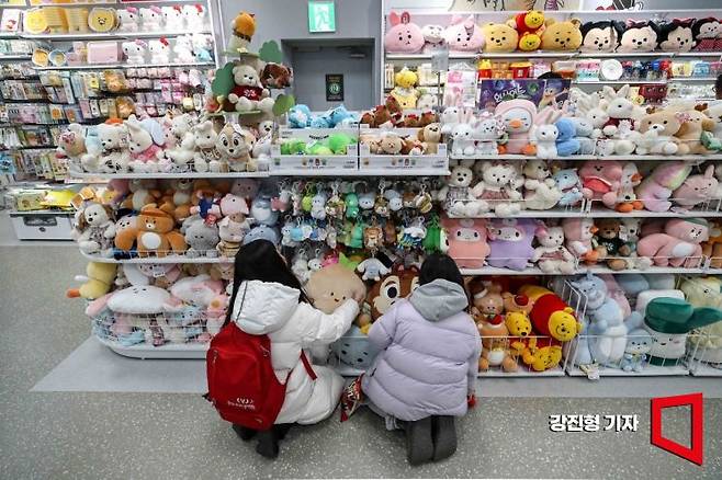 서울 양천구 다이소 이마트목동점을 찾은 어린이들이 인형을 보고 있다. 강진형 기자