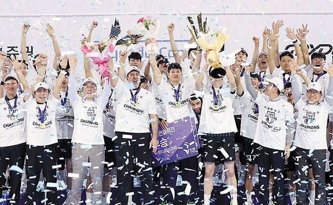 프로배구 현대캐피탈이 5일 인천 계양체육관에서 열린 V리그 남자부 챔피언 결정전 3차전에서 대한항공을 꺾고 통합 우승을 차지했다. 현대캐피탈 선수들과 코칭스태프, 팀 관계자들이 트로피를 들고 환호하고 있다. 현대캐피탈은 구단 최초 트레블(정규 리그 1위, 컵대회·챔피언 결정전 우승)을 달성하는 영광도 누렸다. /뉴시스