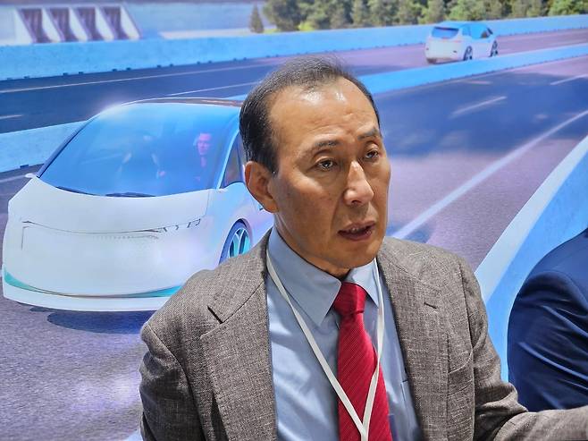 김인배 보그워너 구동장치 및 모스 시스템 부문 부회장이 3일 경기 고양시 킨텍스에서 조선비즈와 만나 전동화 계획에 대해 설명하고 있다./권유정 기자