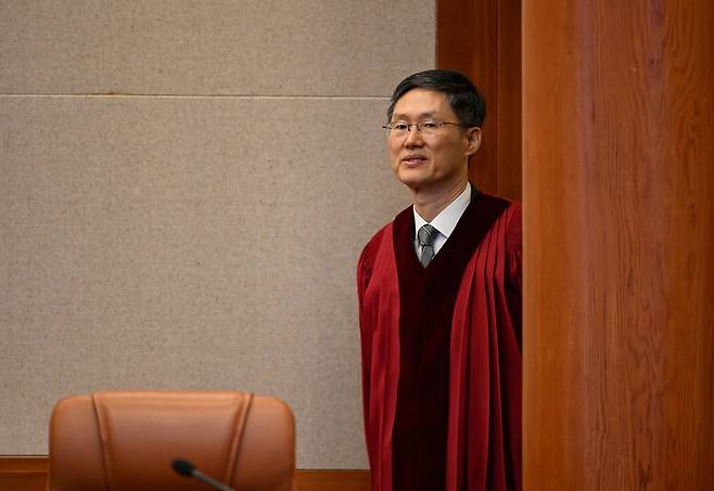 문형배 헌법재판소장 권한대행이 4일 서울 종로구 헌법재판소 대심판정에서 열린 윤석열 대통령 탄핵심판 선고에 입장하고 있다. /연합뉴스