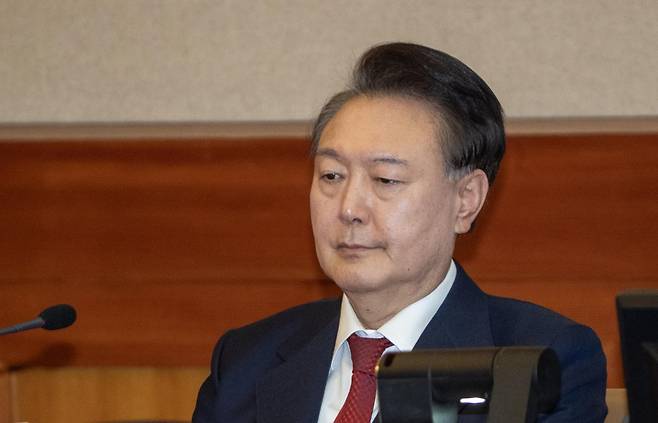 윤석열 대통령이 20일 오후 서울 종로구 헌법재판소 대심판정에서 열린 탄핵심판 10차 변론기일에 출석해 생각에 잠겨 있다. 2025.02.20 사진공동취재단