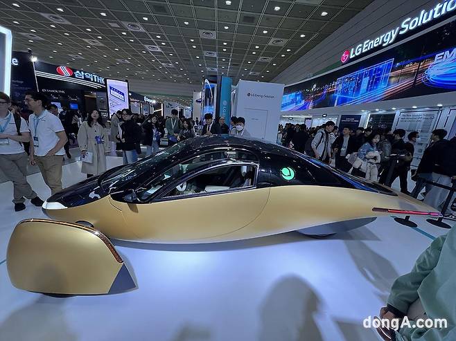 LG에너지솔루션 원통형배터리가 장착되는 미국 스타트업 앱테라의 태양광 3륜 전기차. 미국 현지에서 초도물량 5000대가 모두 완판(예약)됐다.