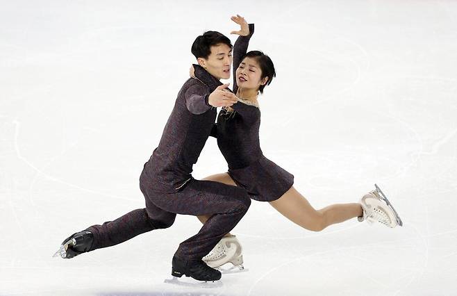 2월 12일 중국 하얼빈 헤이룽장 빙상훈련센터에서 열린 2025 겨울아시안게임 페어 프리스케이팅 경기에서 렴대옥-한금철 조가 연기를 펼치는 모습. 하얼빈=뉴시스