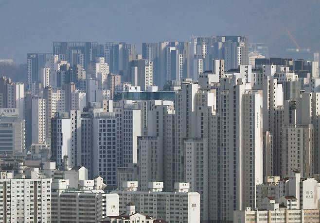 6일 서울 한강 인근에서 바라본 서초구와 강남구 일대 아파트의 모습. 사진=연합뉴스