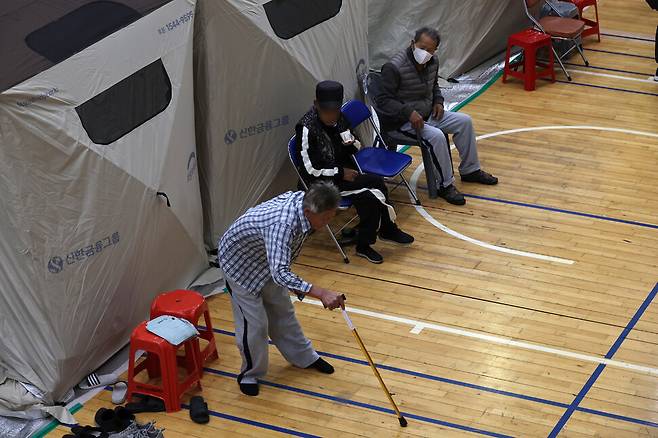 2025년 3월31일 오후 경북 의성군 의성체육관 임시대피소에서 거동이 불편한 이재민들이 쉬고 있다. 한겨레 정용일 선임기자&nbsp;
