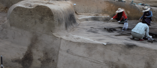 문암리 주거지 발굴 및 층위 단면 모습. 국립문화유산연구원 제공