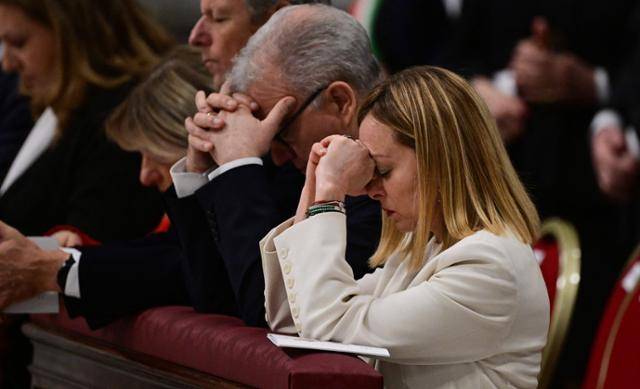 조르자 멜로니 이탈리아 총리가 지난 2일 바티칸 성베드로대성당에서 기도하고 있다. 바티칸=AFP 연합뉴스