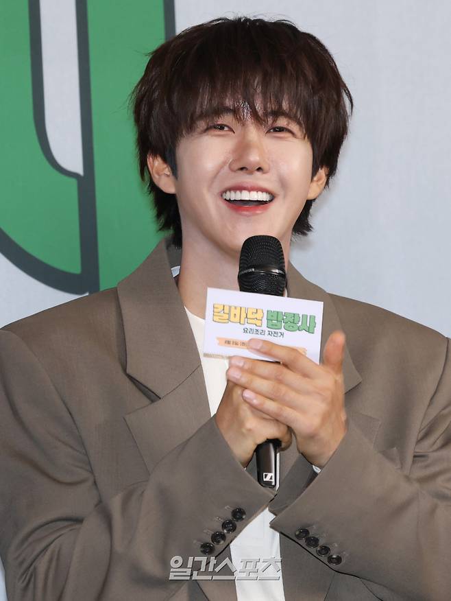 가수 황광희가 7일 오전 서울 마포구 스탠포드호텔에서 열린 JTBC 새 예능 '길바닥 밥장사' 제작발표회에 참석해 인사말을 하고 있다. '길바닥 밥장사'는 국민 레시피 류수영 X 미슐랭 셰프 파브리가 스페인 길바닥에 떴다! 벽도 지붕도 없는 움직이는 주방 ’푸드바이크‘를 타고 펼치는 한식 신대륙 개척기. 8일 밤 10시 40분 첫 방송. 서병수 기자 qudtn@edaily.co.kr /2025.04.07/