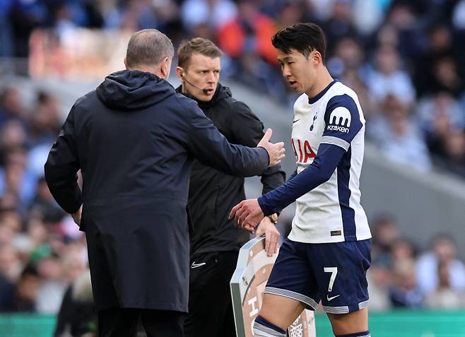 토트넘 손흥민이 6일 사우샘프턴과의 2024~25 EPL 31라운드 홈 경기 중 조기에 교체되고 있다. 로이터=연합뉴스